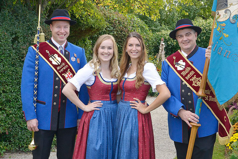 Stabführer,Marketenderinnen und Fahnenträger Musikverein St. Florian